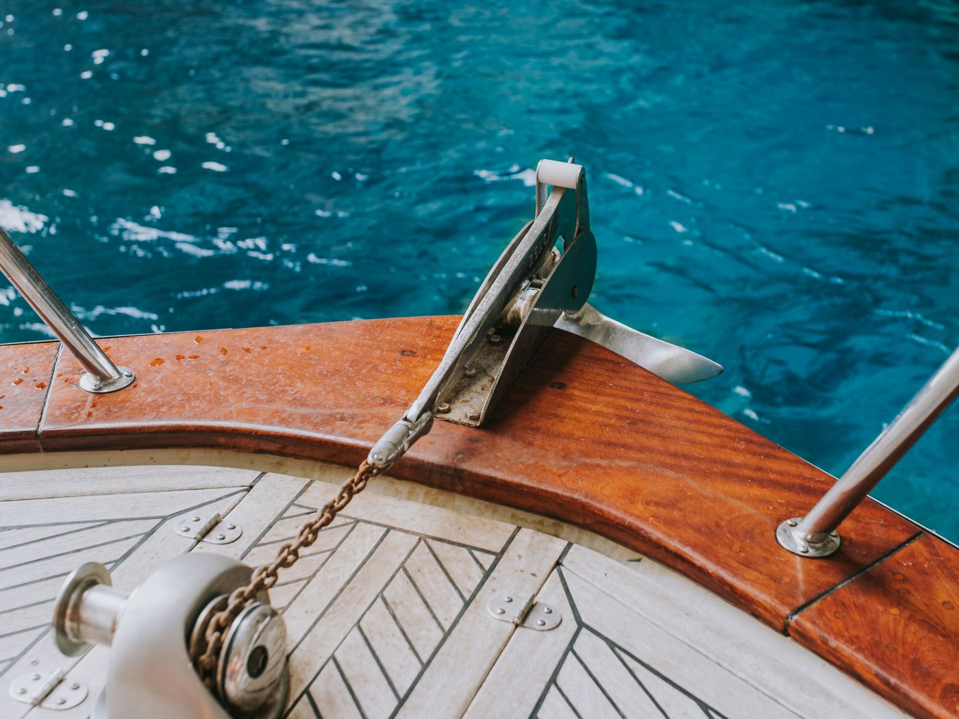 Anchor swivel and shackle connection at the bow